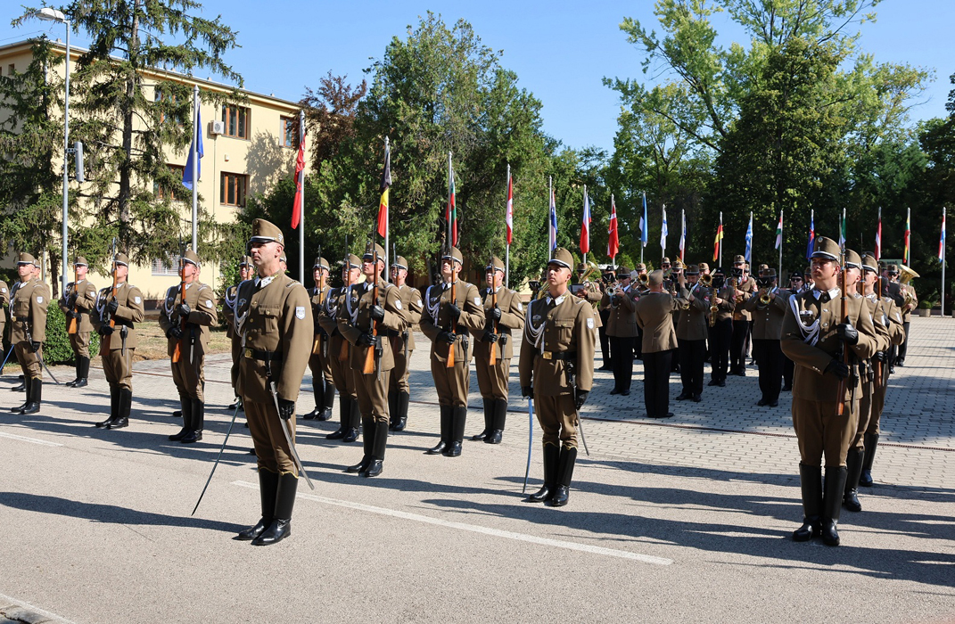 El teniente general Sáez Rocandio preside el relevo de mando de la División Multinacional Centro de la OTAN