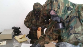 Recogida de posibles pruebas en un laboratorio clandestino