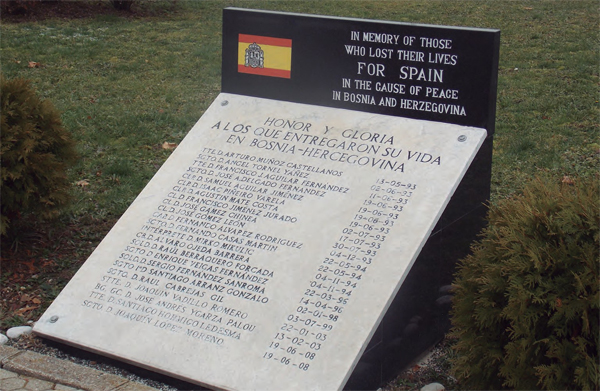 Placa conmemorativa de las bajas españolas en Bosnia-Herzegovina; se encuentra situada en la base &ldquo;Camp Butmir&rdquo; de Sarajevo