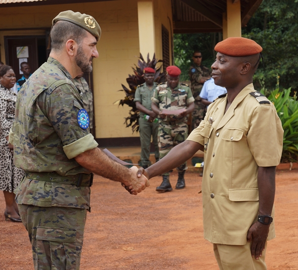 El Jefe del contingente saluda a autoridad local 
