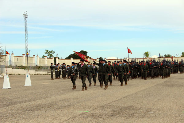 Los colores rojo y azul se alternan en las pañoletas, evidenciando la presencia de las dos armas: Infantería y Caballería
