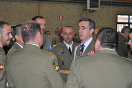 El JEME charla con personal de la unidad