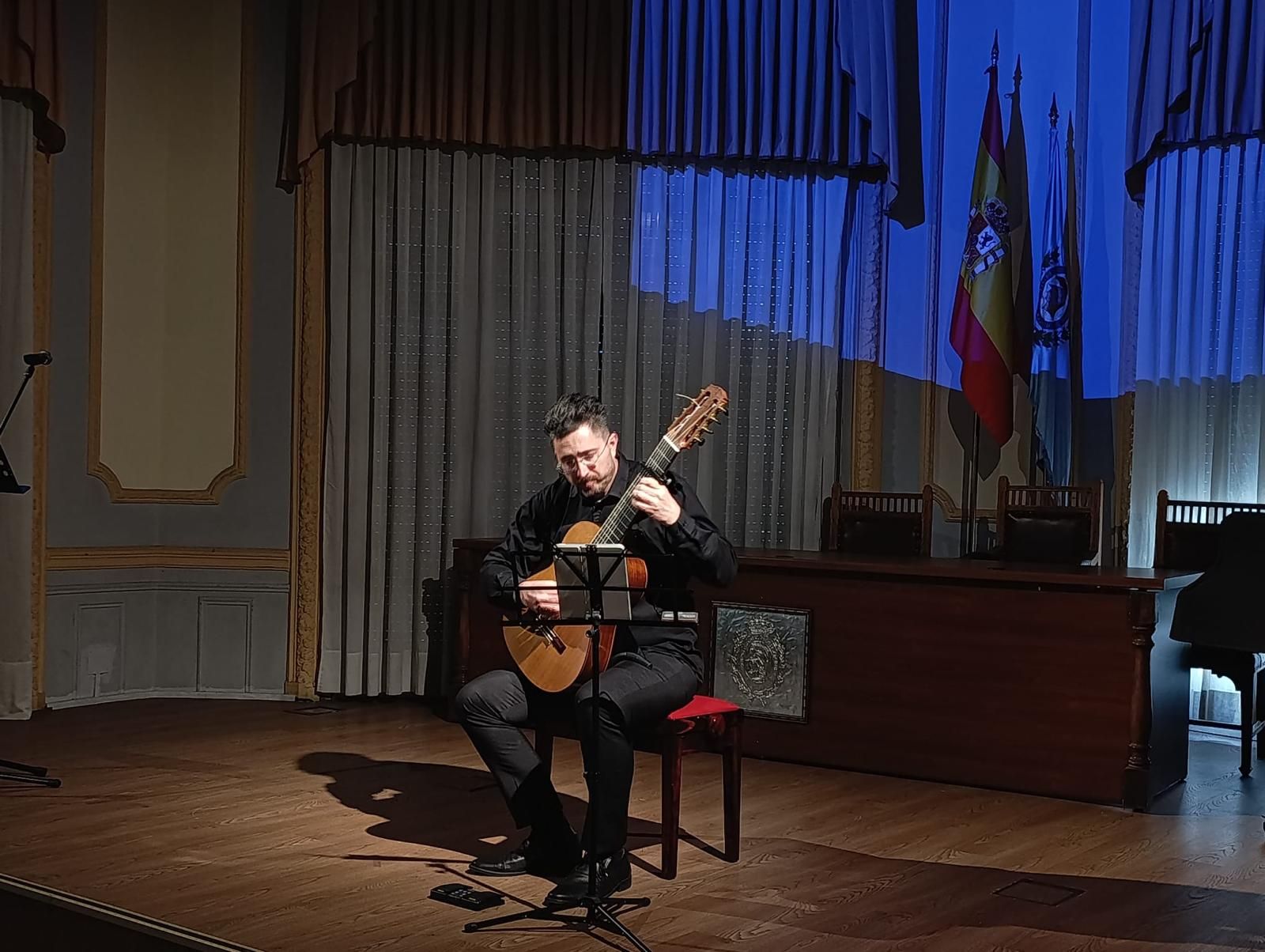 Guitarrista clásico Đani Šehu, en su actuación 