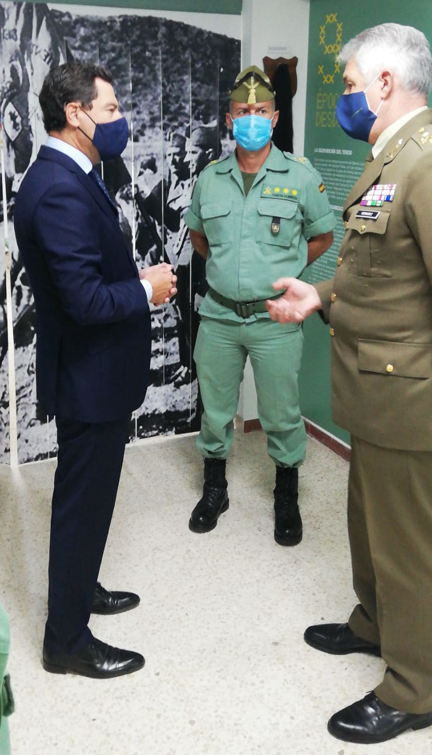 Juanma Moreno con el coronel García-Almenta