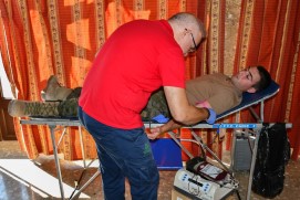 Alumno donando sangre