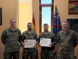 Los soldados Rando y Berdún mostrando sus diplomas (autor: BCG COMGECEU)