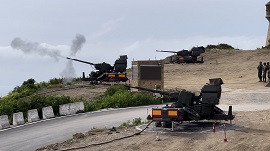 Cañón Oerlikon 35/90 rompiendo el fuego en ejercicio de tiro real.