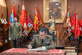 Col. Armada firmando la cédula.