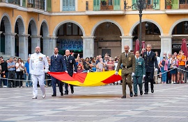 Portando la Bandera.