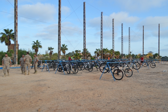 Participantes recogiendo su bici