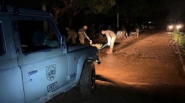 Vehículo alumbrando tareas de limpieza