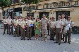 Presidenta de la Asociación entrega placa a Unidad de Música