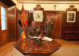 El teniente general firmando en el Libro de Honor