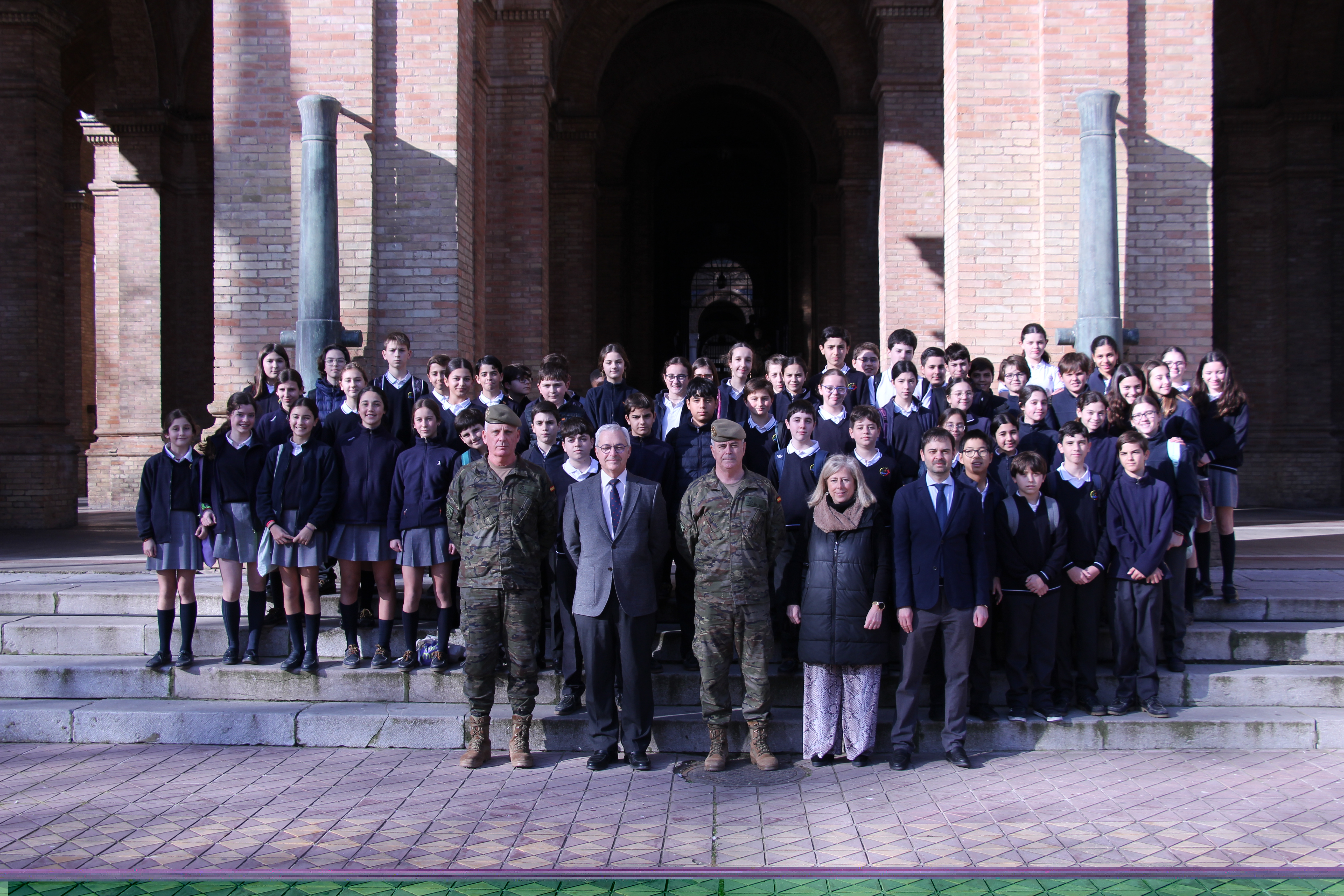 Fotografía de los alumnos al finalizar el izado.