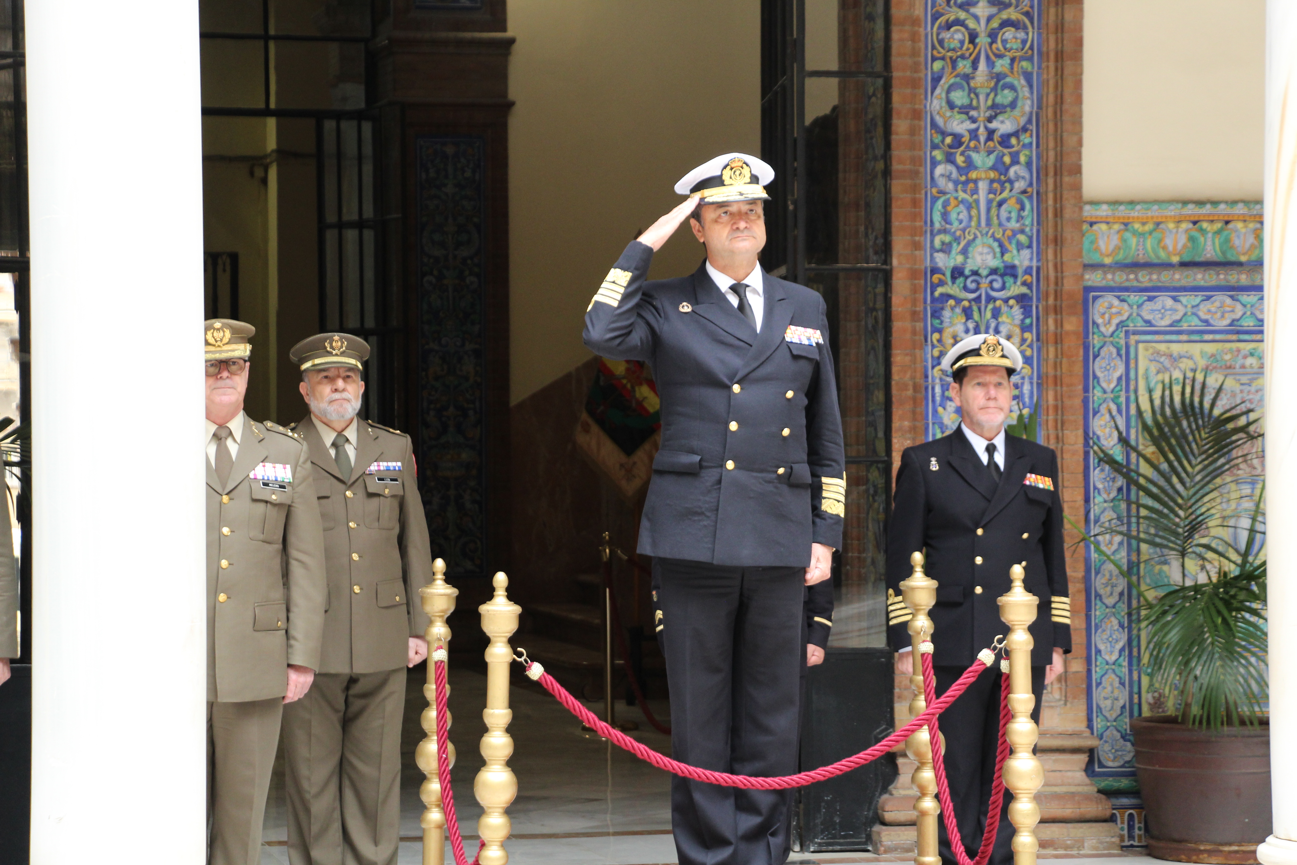 Rendición de honores a la llegada del almirante Delgado Roig.