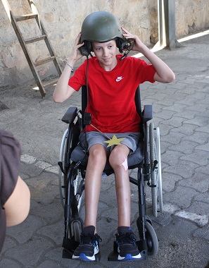 Alejandro poniéndose el casco del conductor (Foto: Acinf)