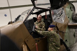 General Grynkewich visita unidad helicópteros TIGRE