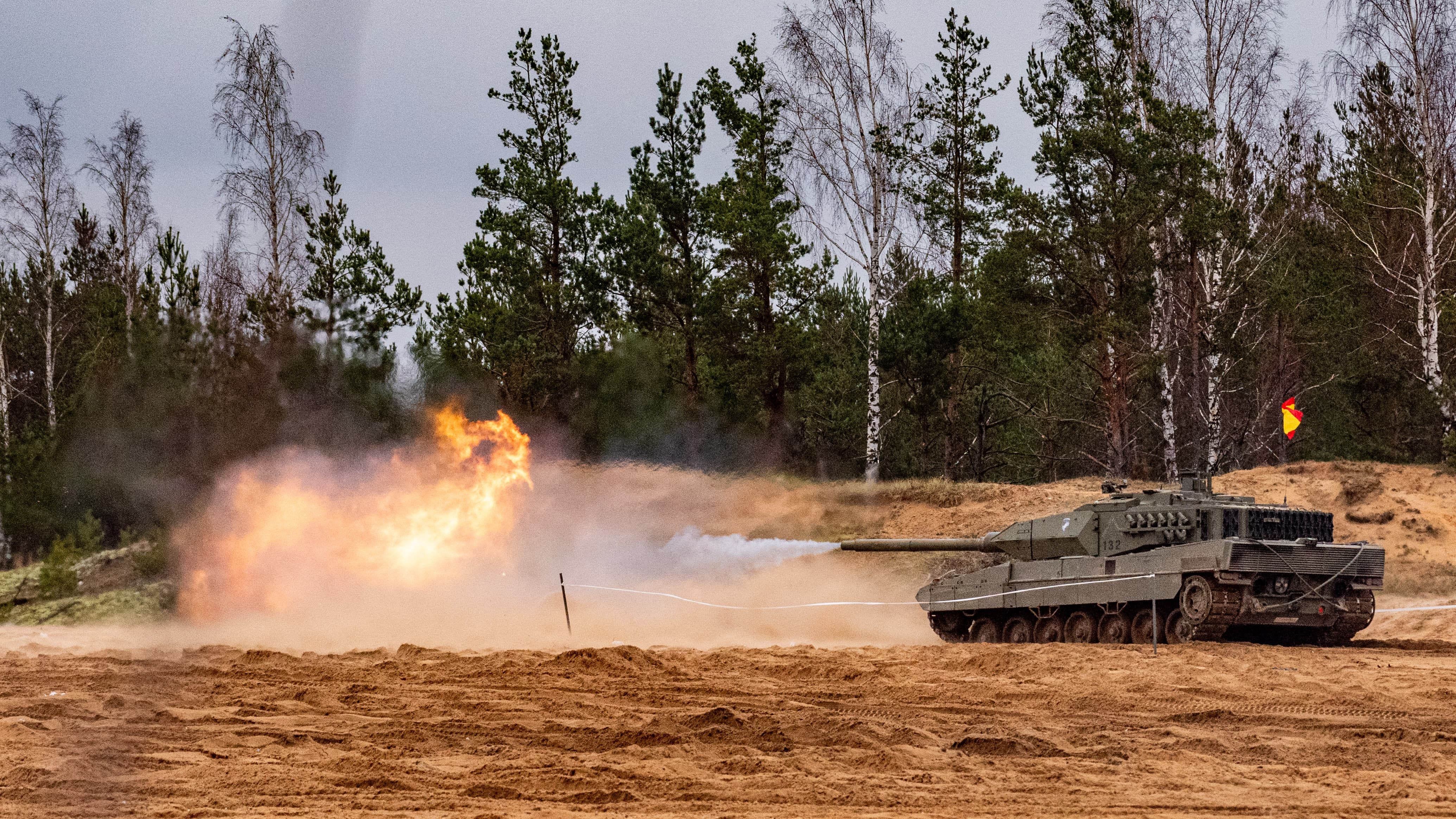 Leopardo 2E del GCAC Villaviciosa II/61 haciendo fuego