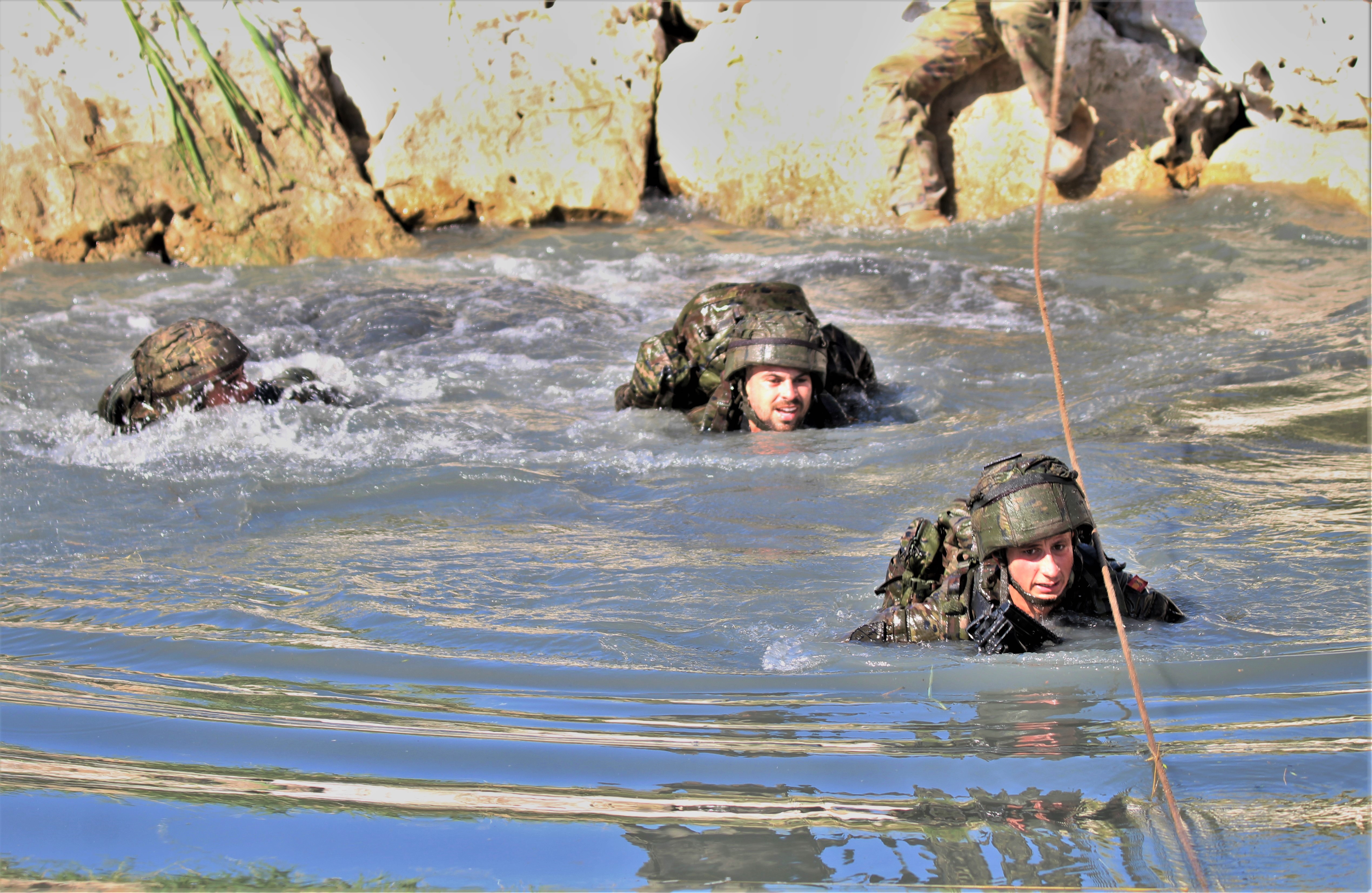 Carrera de combate. Paso de obstáculo de agua