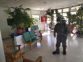 Tareas de desinfección en el recibidor de la residencia