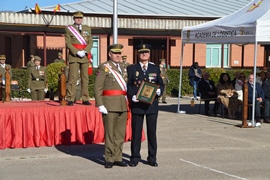 Entrega reconocimiento Logista de Honor a subinspector CNP Pedro Nuñez
