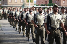 Los nuevos especialistas lucen su emblema de EFUN