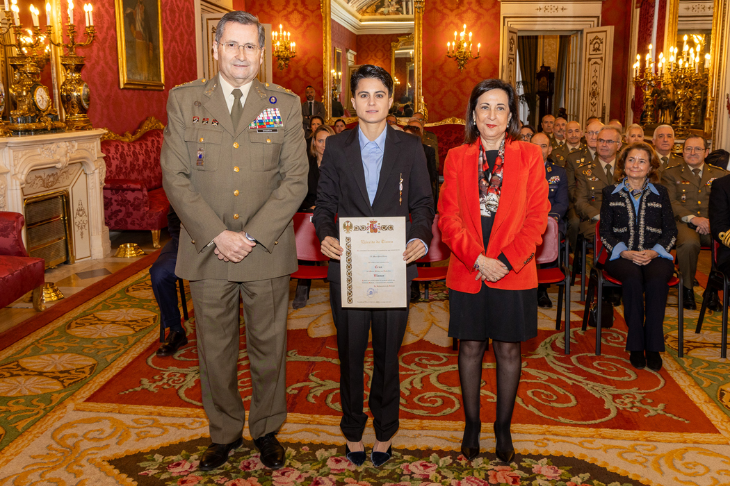 Imposición de la Cruz del Mérito Militar con Distintivo Blanco a la atleta María Pérez