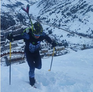 Esquiador en pleno esfuerzo