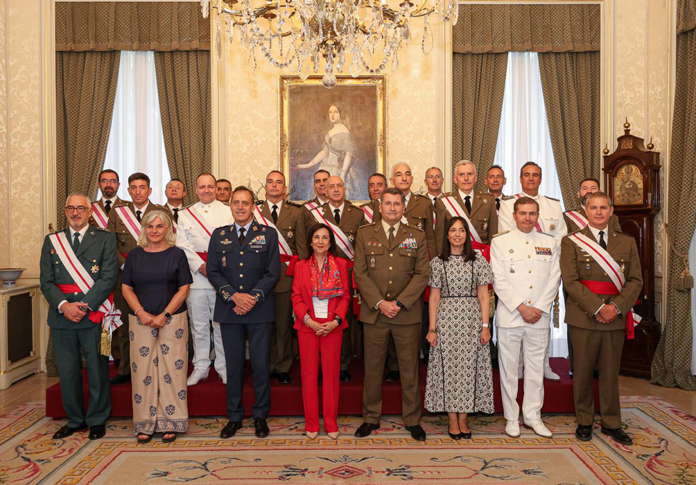 Foto de los condecorados con la ministra y el JEME 