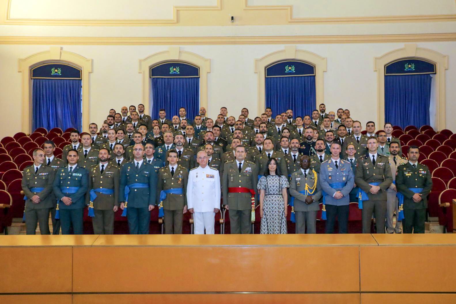 Acto de imposición de la Faja de Estado Mayor a los diplomados de la XXVI Promoción de la Escuela Superior de las FAS