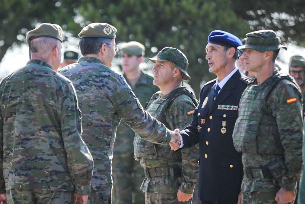 El JEME saludando a autoridades militares y civiles