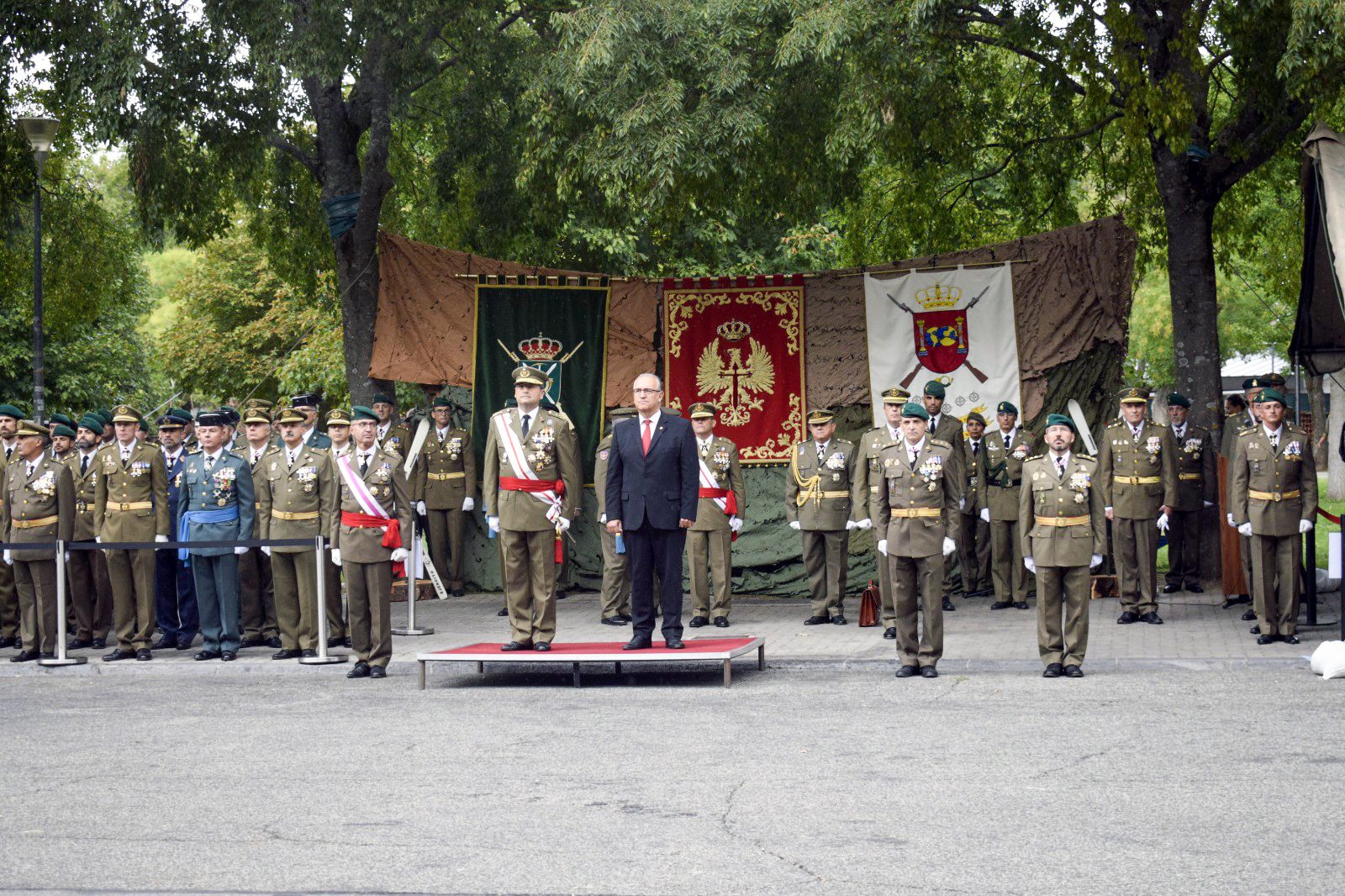 El JEME y el Alcalde de Pamplona presiden la Jura de Bandera para personal civil en el parque Antoniutti