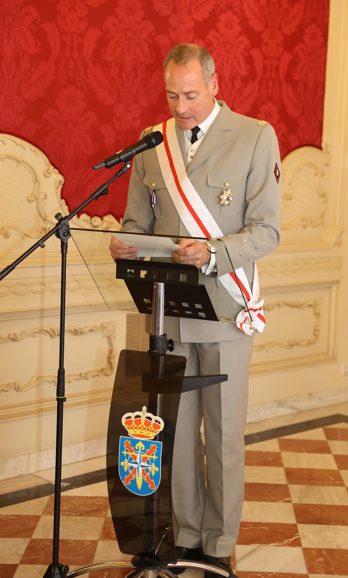 Imposición de medallas a los JEMEs francés Pierre Schill  y portugués Eduardo Manuel Braga da Cruz Mendes Ferrão
