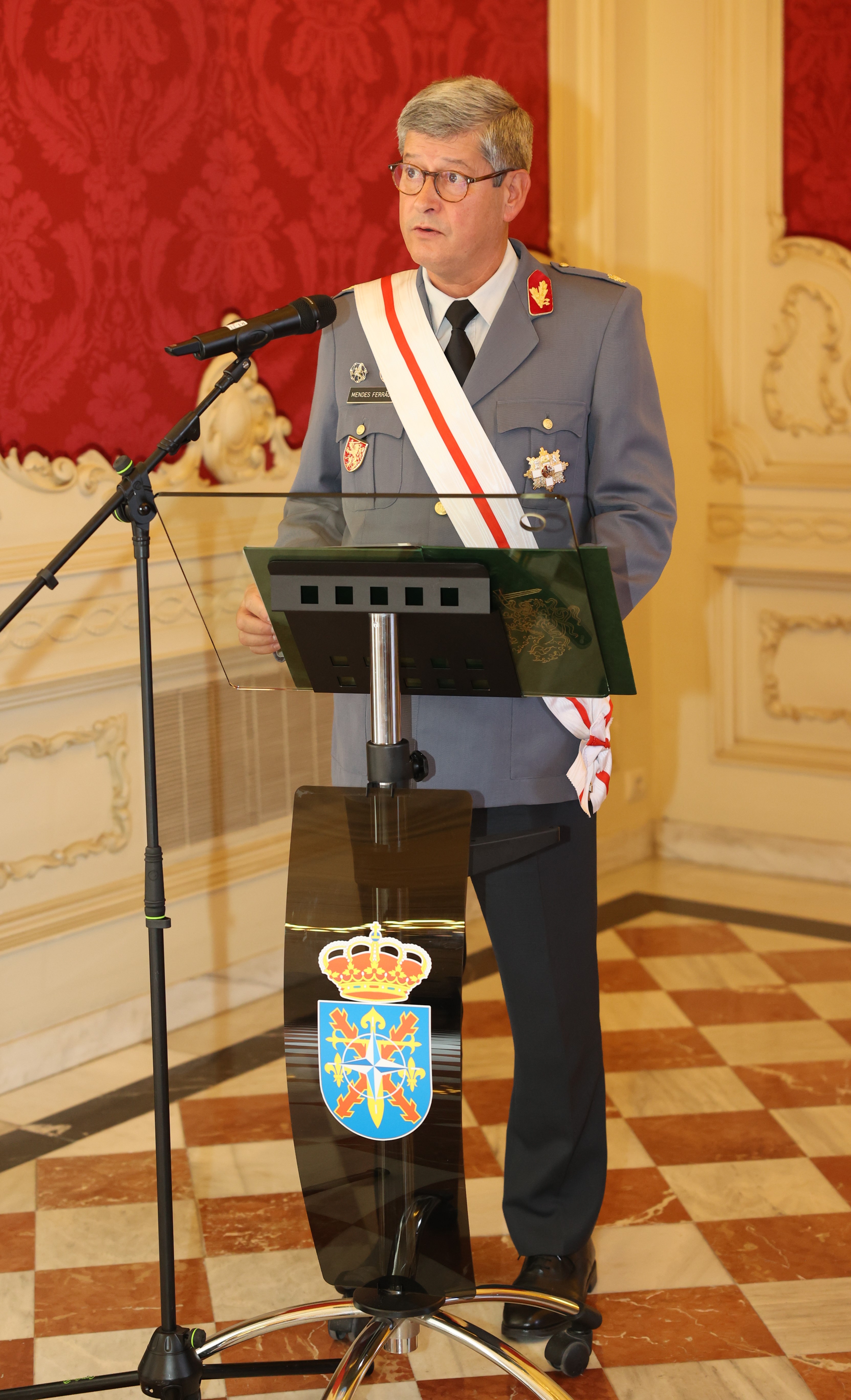 Imposición de medallas a los JEMEs francés Pierre Schill  y portugués Eduardo Manuel Braga da Cruz Mendes Ferrão