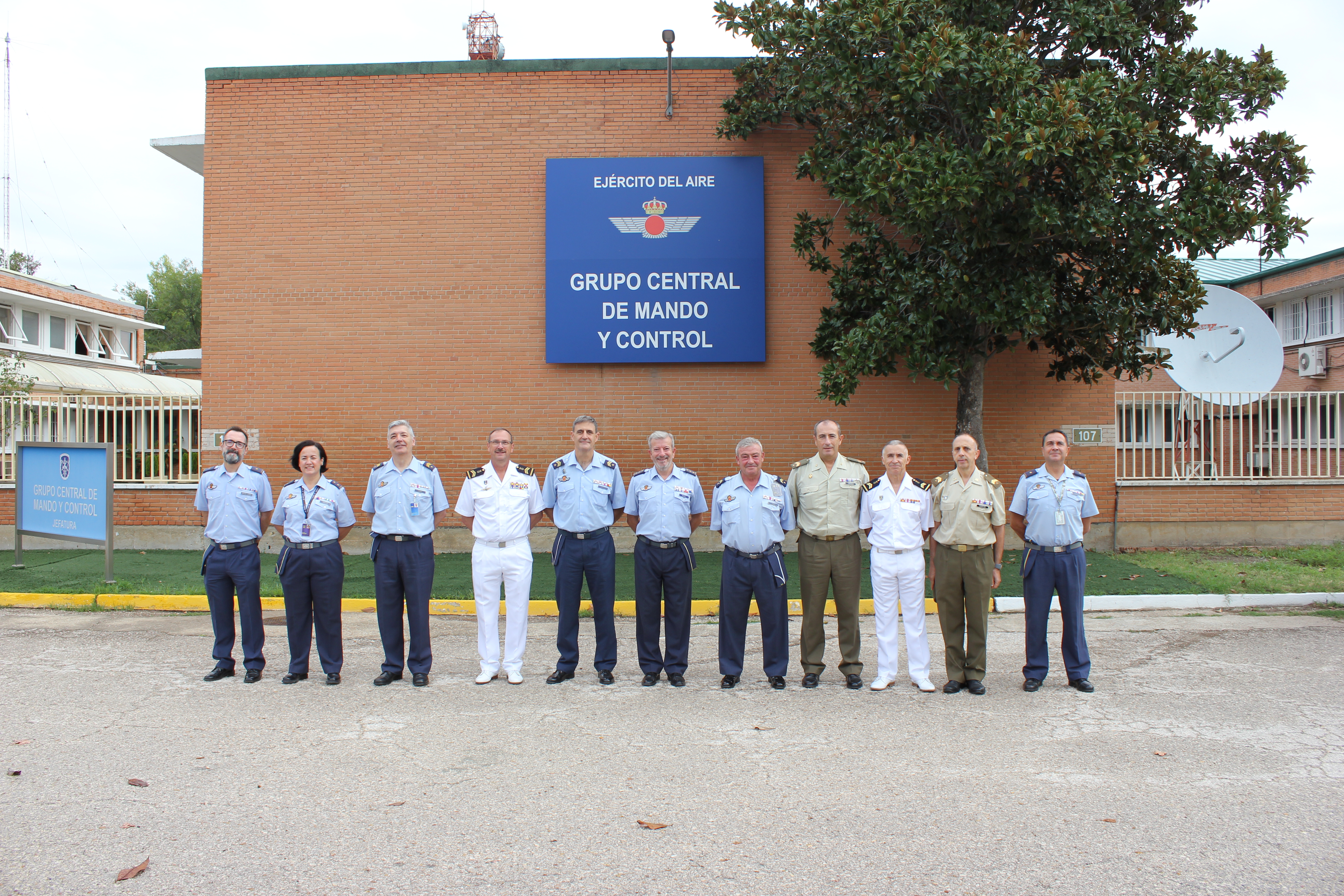 Visita a unidades de la Base aérea