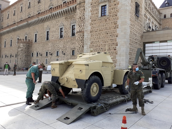Descargando AML en el patio del Alcazar