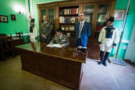 El coronel del RI 6 firma el libro de honor. 
