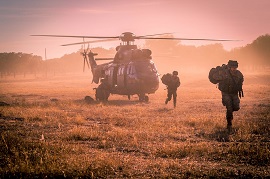 Personal desembarcando para dar protección a la extracción.
