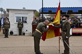 El personal que pasa a la reserva se despide de la Bandera.