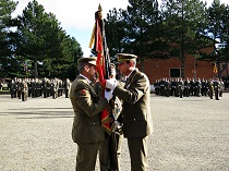 El Coronel Campo Loarte, entrega el Guión del Regimiento al Coronel Sánchez Castro