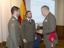 El General Ruiz Olmos haciendo entrega del Premio
