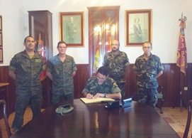 Firma en el Libro de Honor del Centro