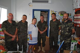 Entrega de alimentos en el comedor El Pan Nuestro