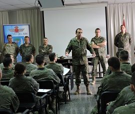 El Coronel Director visita a los alumnos