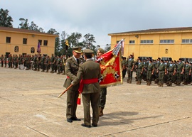 El nuevo COMGE recibiendo el Guion de la Comandancia.