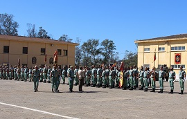 El Comandante General saludando a la Bandera.