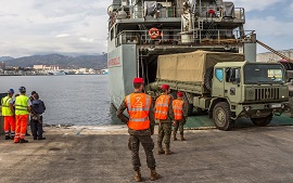 Sold. Regular guiando el embarque de un camión.