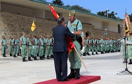 Presidente Vivas entregando la nueva Bandera. 