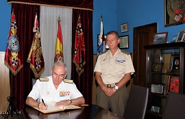 AJEMA firmando el Libro de Honor.