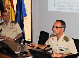 Tcol. Díez. Ponente durante la conferencia.